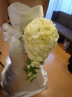結婚式の白キャスケード｜「花茂」　（愛知県みよし市の花キューピット加盟店 花屋）のブログ